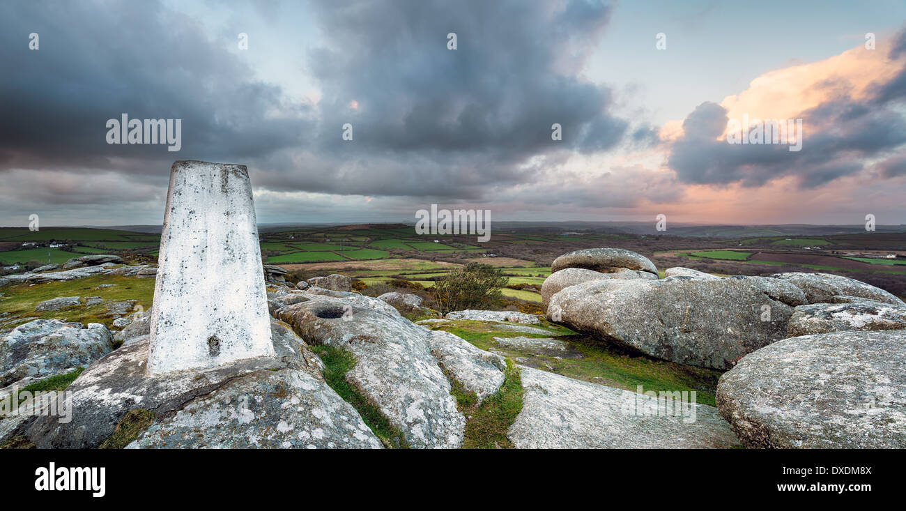 Un punto Trig para asignar la triangulación bajo un cielo tormentoso en la parte superior de Helman Tor en Cornwall. Foto de stock
