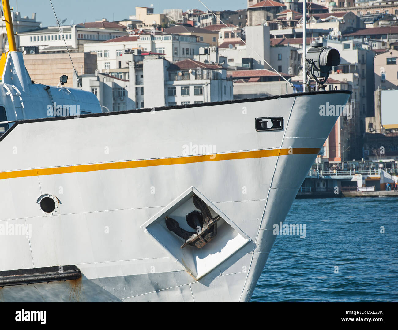 Proa de un buque en el puerto grande de metal contra el fondo del paisaje urbano Foto de stock