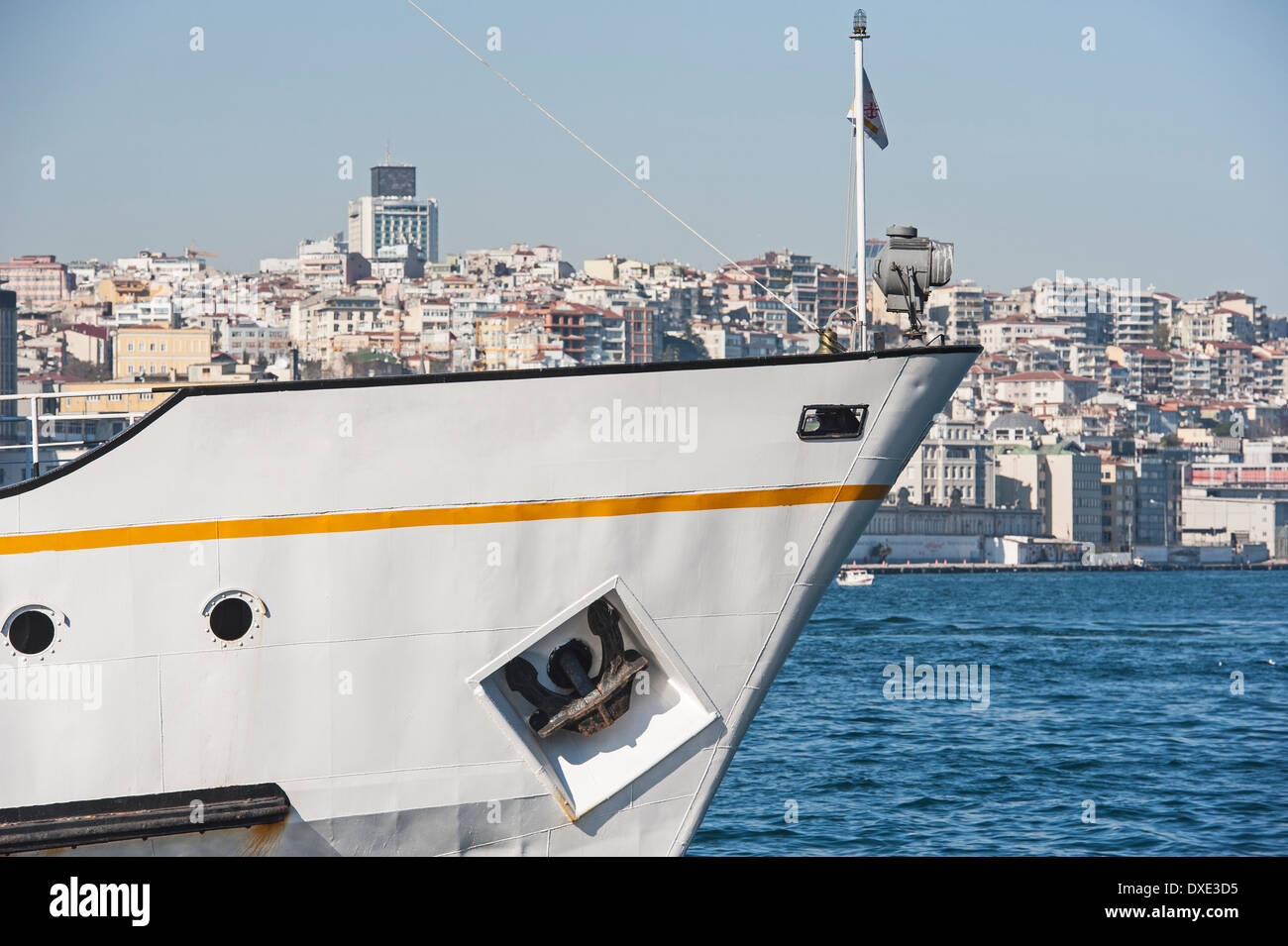 Proa de un buque en el puerto grande de metal contra el fondo del paisaje urbano Foto de stock