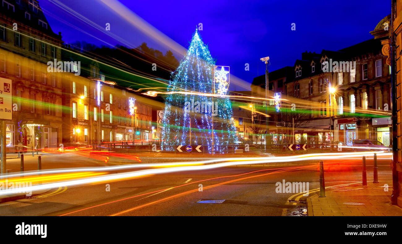 Oban en navidad con el árbol de navidad en Argyll square y tráfico.Oban, Argyll, Escocia. Foto de stock