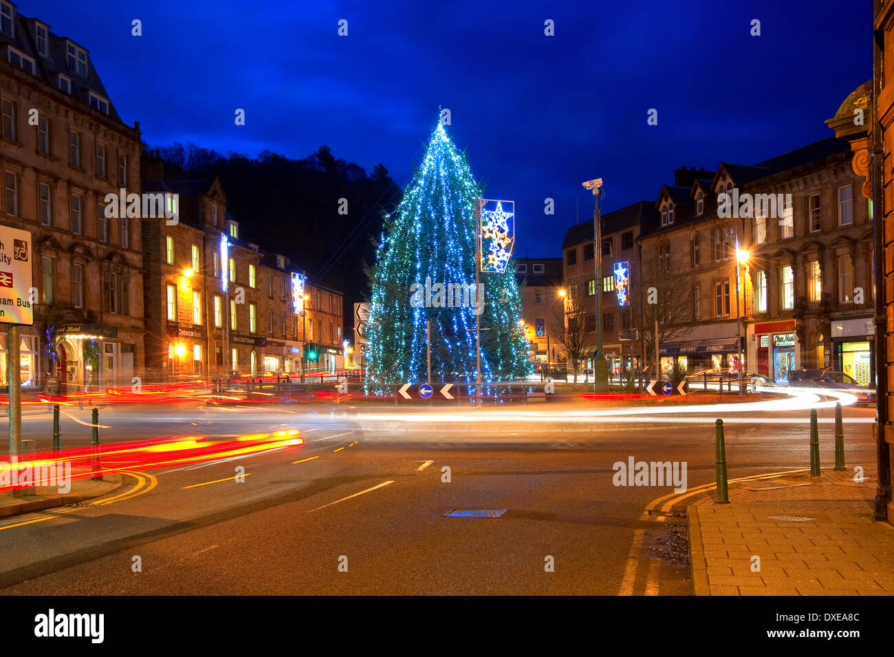 Escena colorida en Navidad en el centro de la ciudad de Oban con el árbol de navidad y el paso del tráfico.Oban, argyll Foto de stock