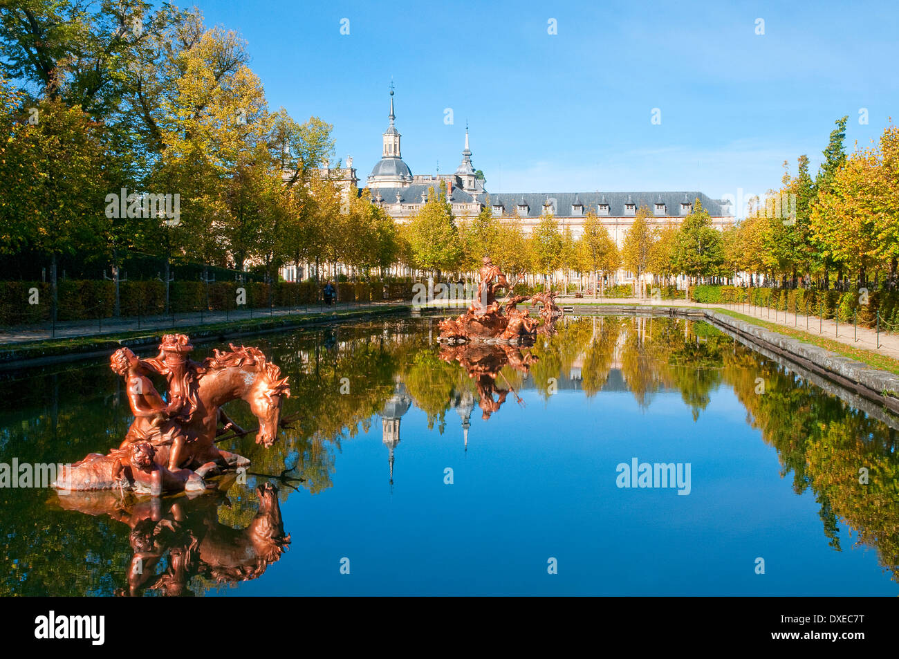 Fuente de Neptuno y el Palacio Real. La Granja de San Ildefonso, provincia de Segovia, Castilla y León, España. Foto de stock