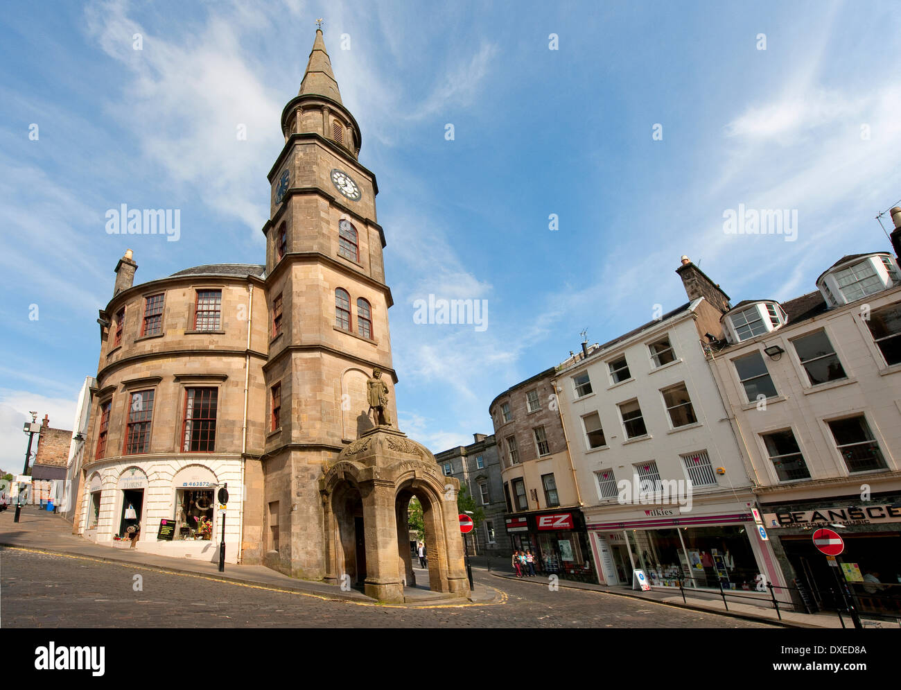 Vista hacia el Ateneo en el centro de la ciudad de Stirling, Escocia Foto de stock