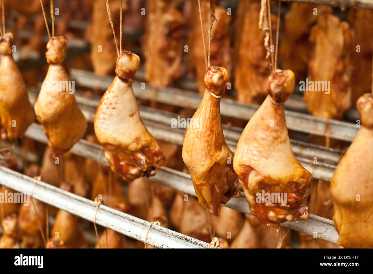 Producción de piernas de pollo ahumado. Toma de primer plano. Foto de stock