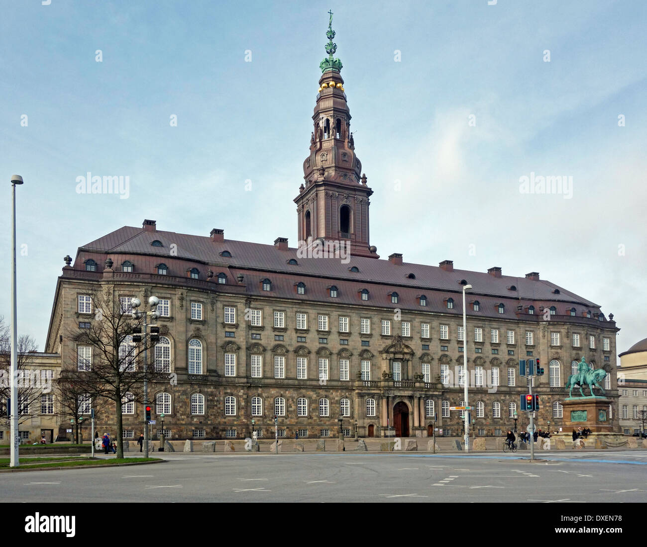 Christiansborg Palace en Slotsholmen en Copenhague visto desde la plaza del palacio en la parte delantera. Foto de stock