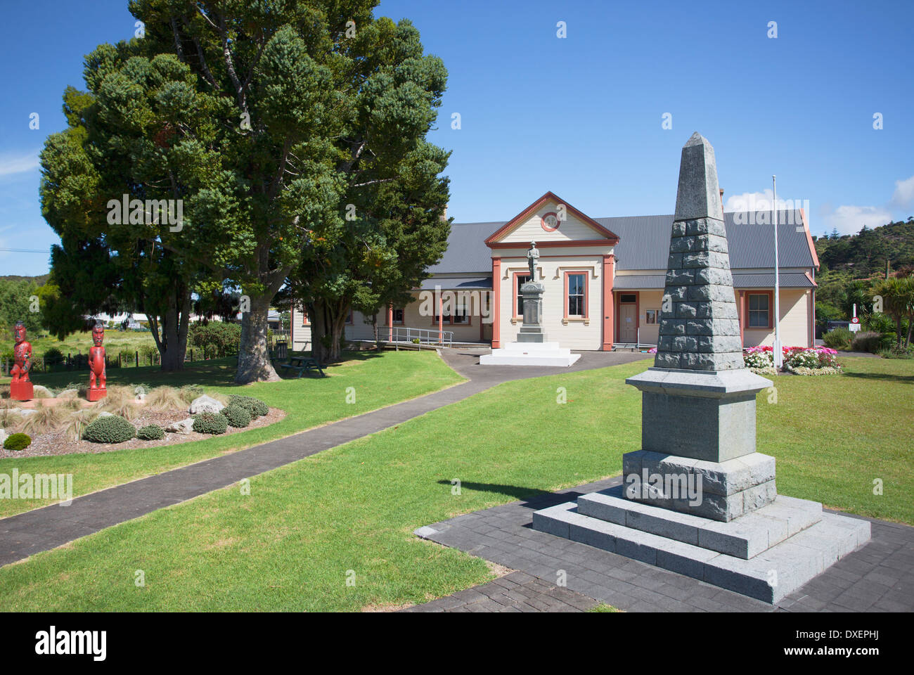 Las oficinas del gobierno anterior y una oficina de correos, la Ciudad de Coromandel, península Coromandel, Isla del Norte, Nueva Zelanda Foto de stock