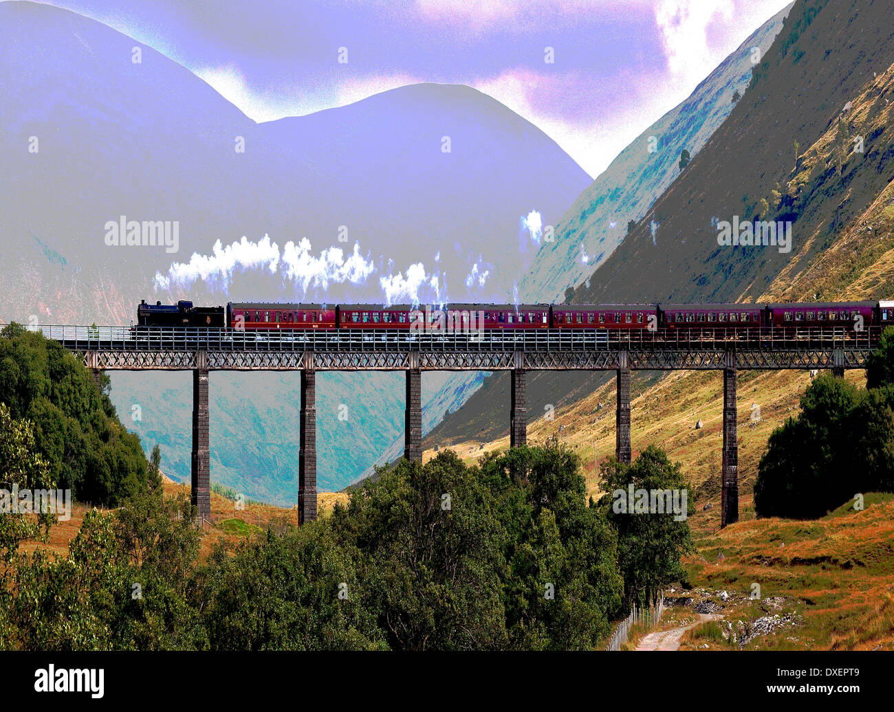 El arte abstracto, un tren de vapor atravesando Auch viaducto, West Highlands. Foto de stock