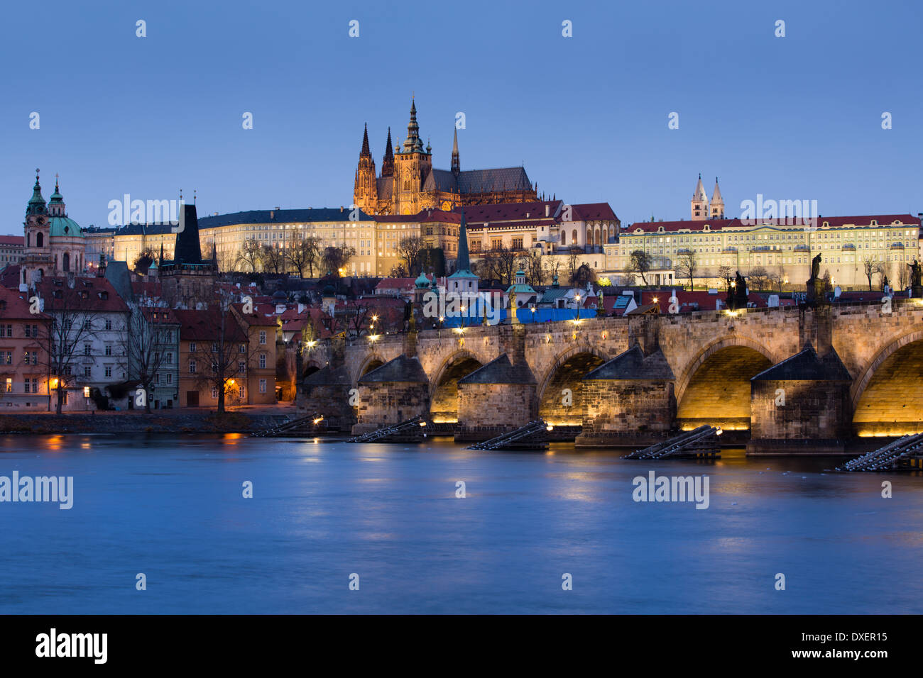 El barrio del castillo, la Catedral de San Vito y el Puente de Carlos sobre el río Moldava Al atardecer, Praga, República Checa Foto de stock