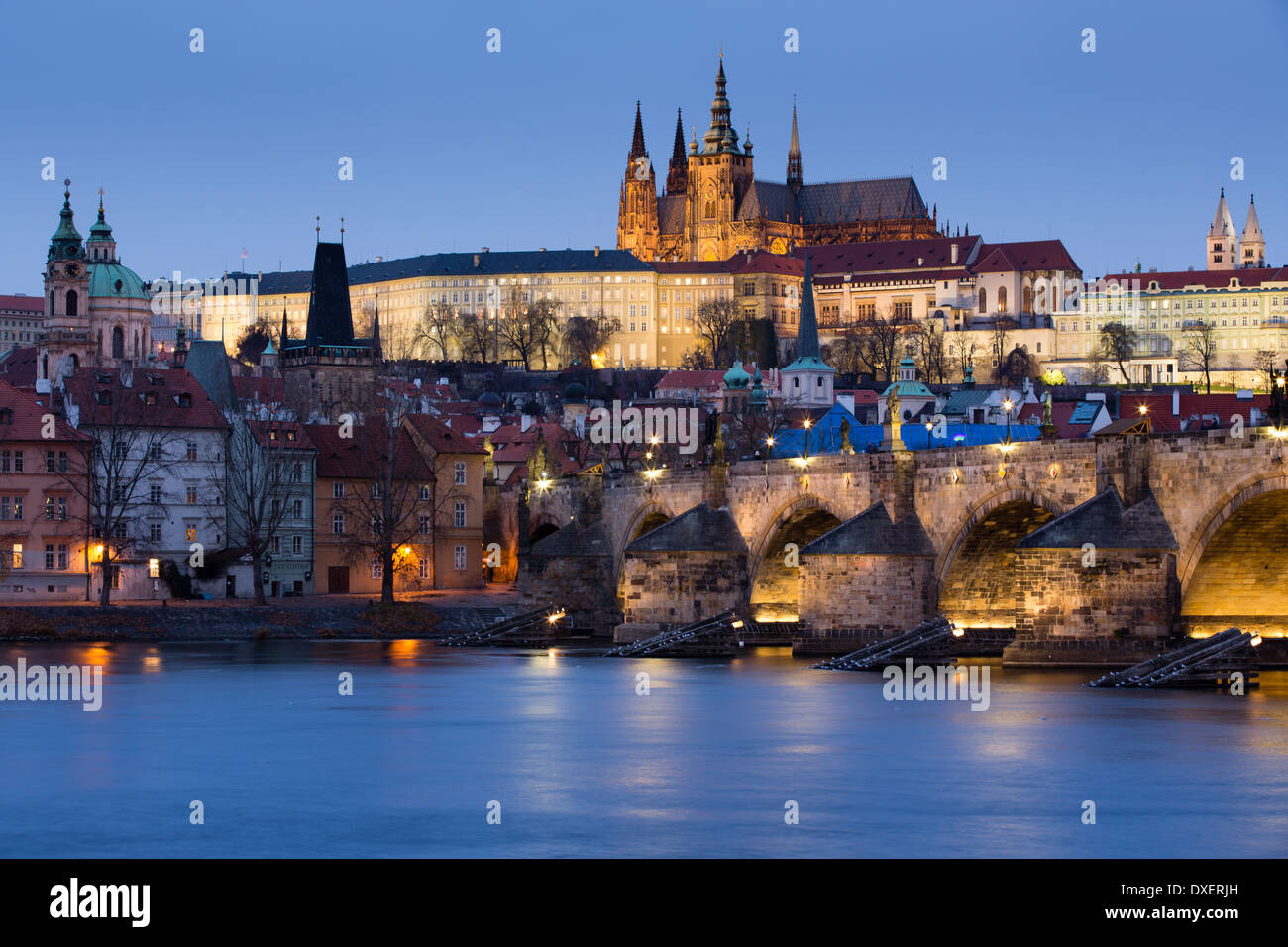 El barrio del castillo, la Catedral de San Vito y el Puente de Carlos sobre el río Moldava Al atardecer, Praga, República Checa Foto de stock