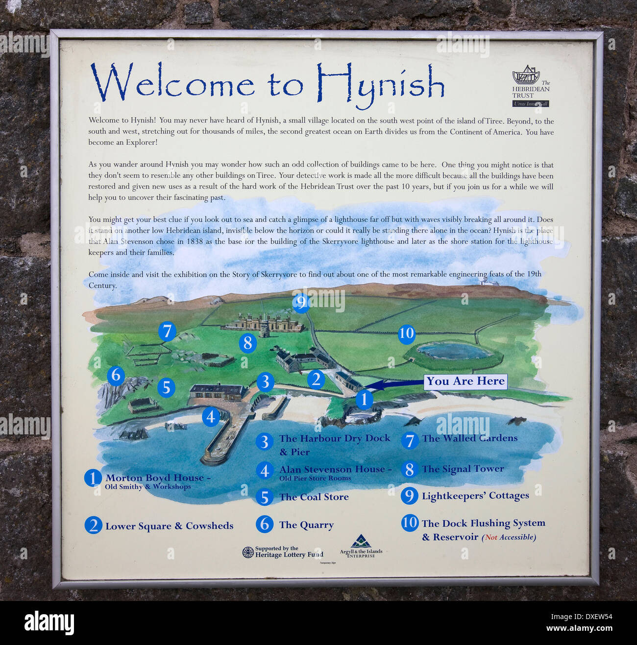Cartel y mapa detallado de Hynish en la isla de Tiree.inner-Hébridas. Foto de stock