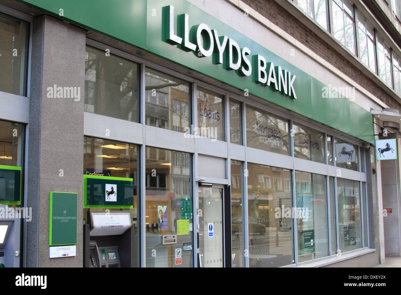 Sucursal del Lloyds Bank en Tottenham Court Road, Londres, Reino Unido. Foto de stock