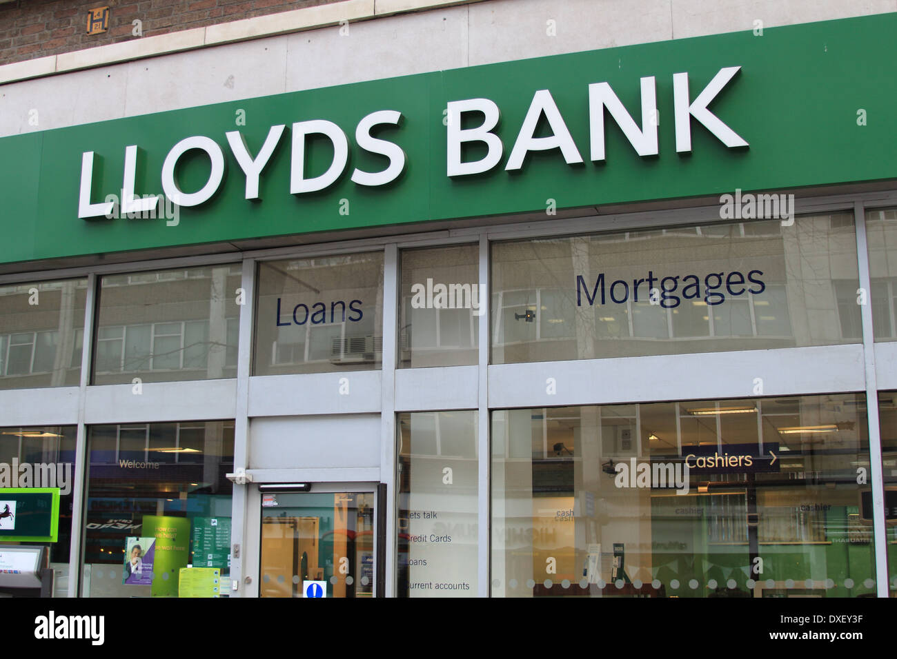 Sucursal del Lloyds Bank en Tottenham Court Road, Londres, Reino Unido. Foto de stock