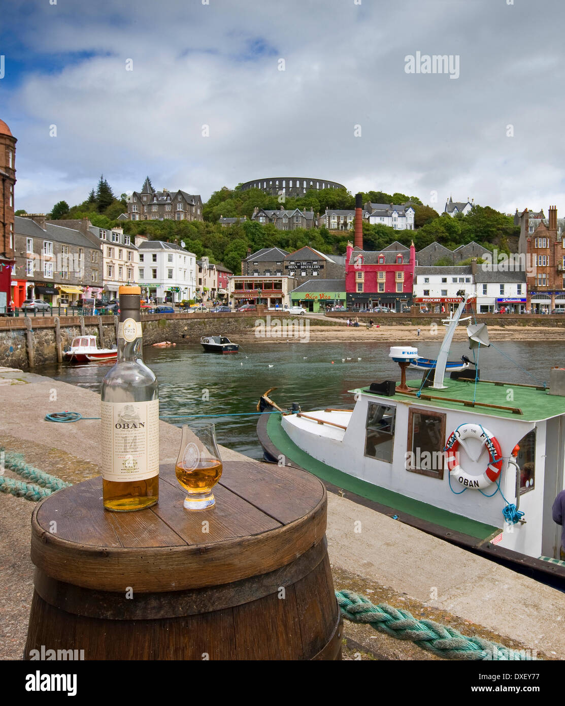Botella de whisky Oban como se ve desde el Muelle Norte, Oban, Argyll Foto de stock
