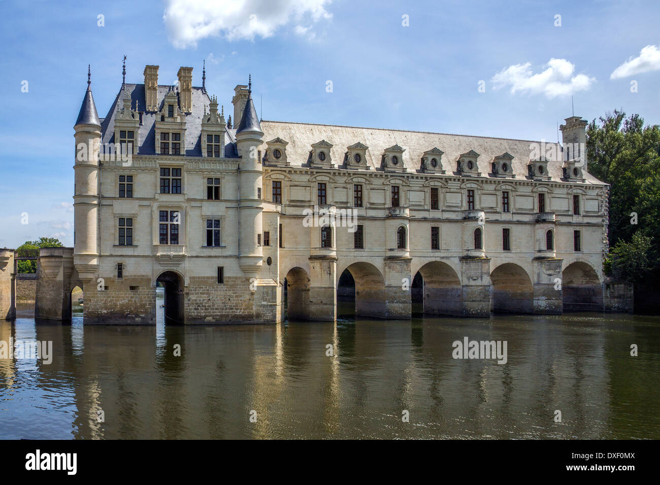 Château de Chenonceau spanning el río Cher en el Valle del Loira en Francia Foto de stock