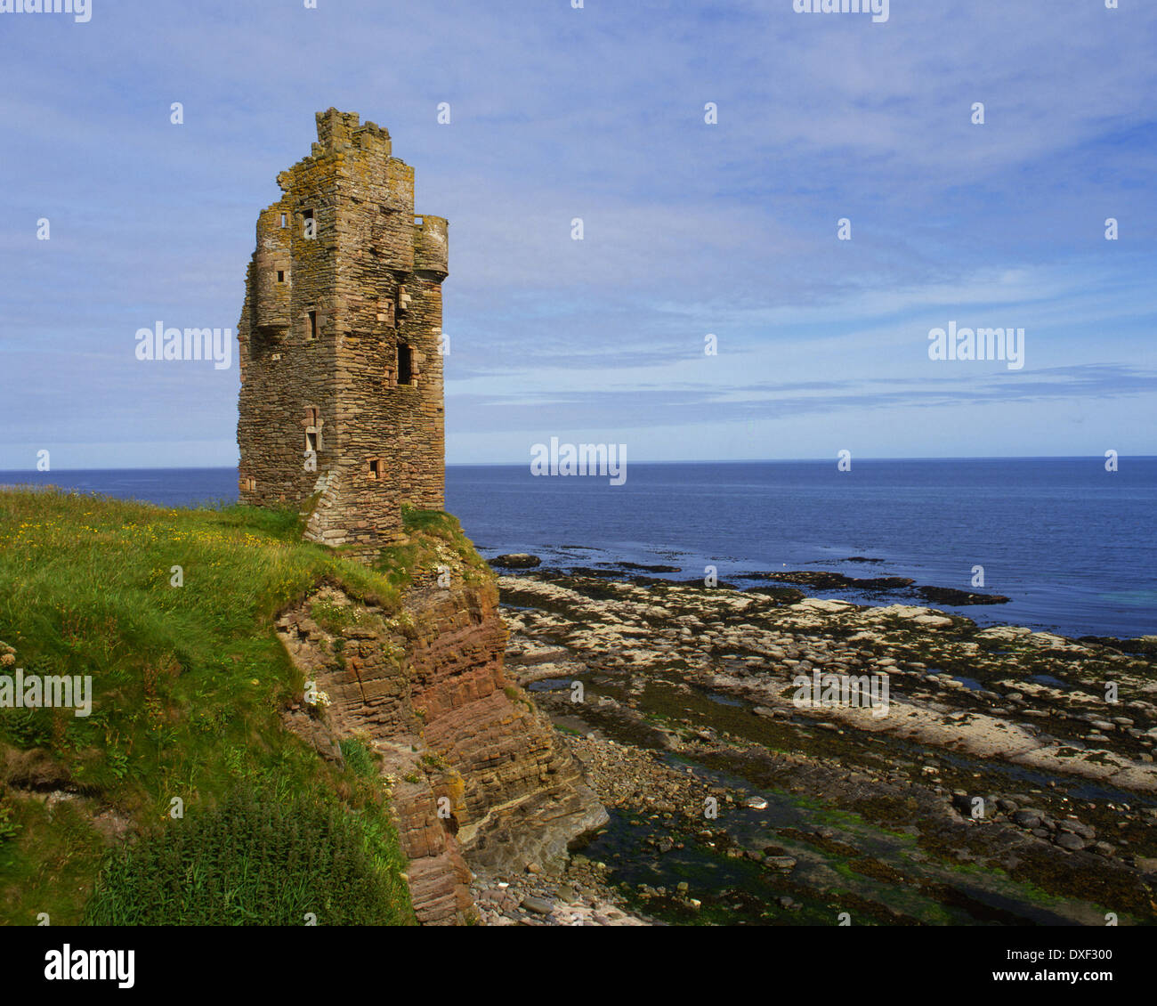 Keiss antiguo castillo, un castillo del siglo XVI encaramado sobre los altos acantilados en la costa de Caithness, N/E Escocia. Foto de stock