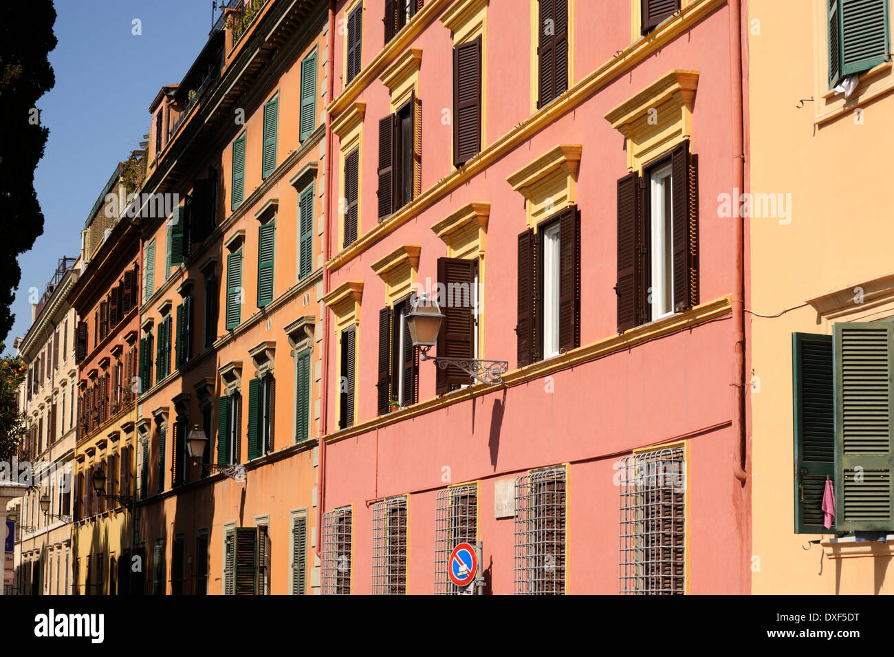Italia, Roma, casas coloridas Foto de stock