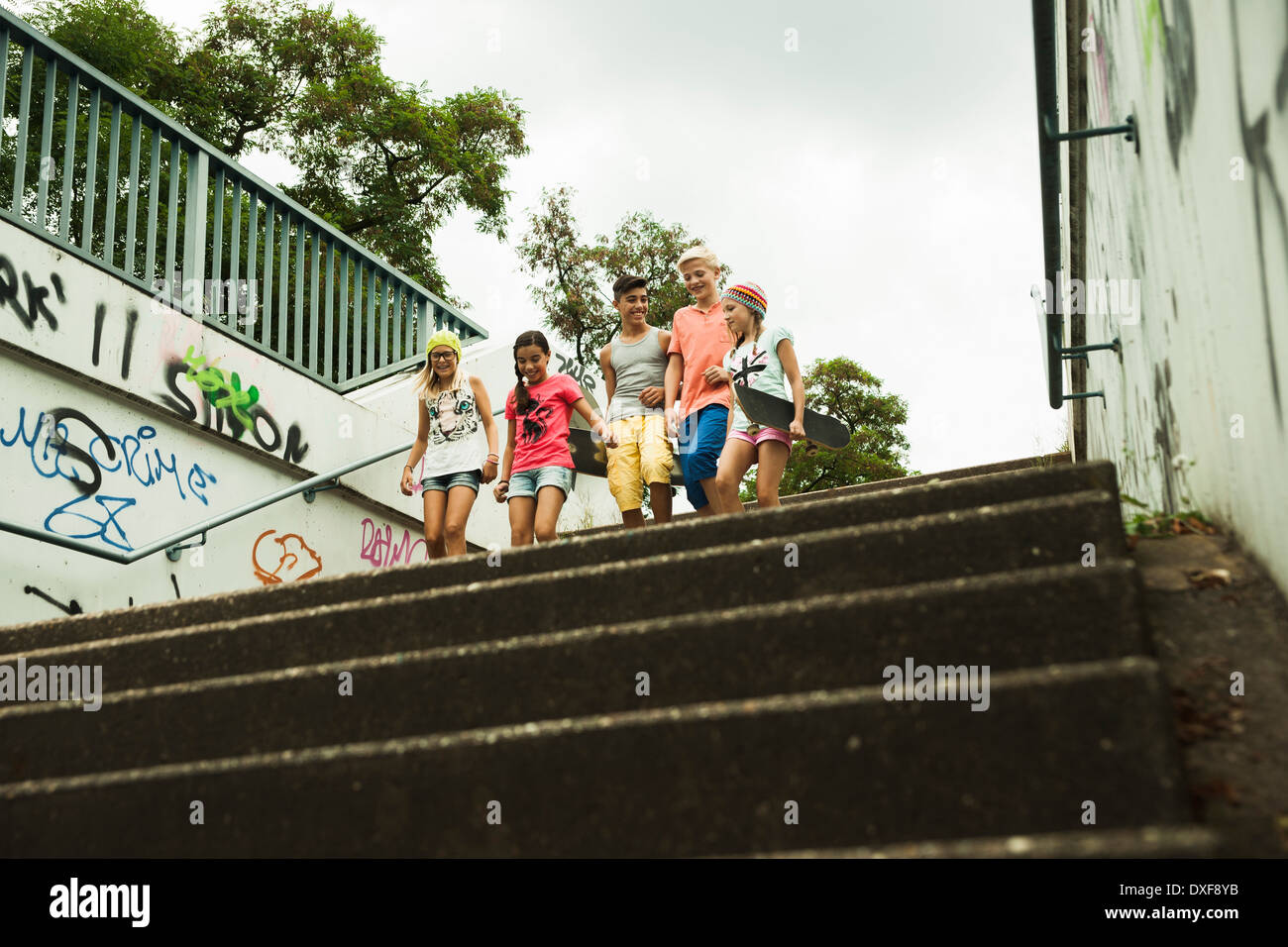 Grupo de niños caminando por las escaleras exteriores, Alemania Foto de stock