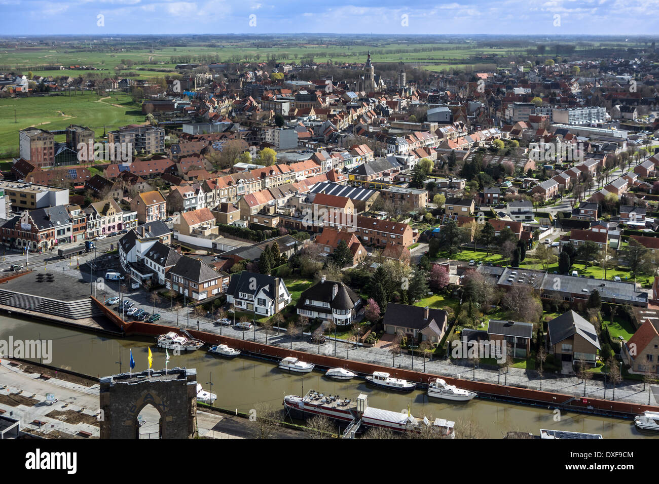 Vista aérea sobre el centro de la ciudad de Diksmuide / Dixmude, visto desde la torre IJzertoren / Yser en Flandes Occidental, Bélgica Foto de stock