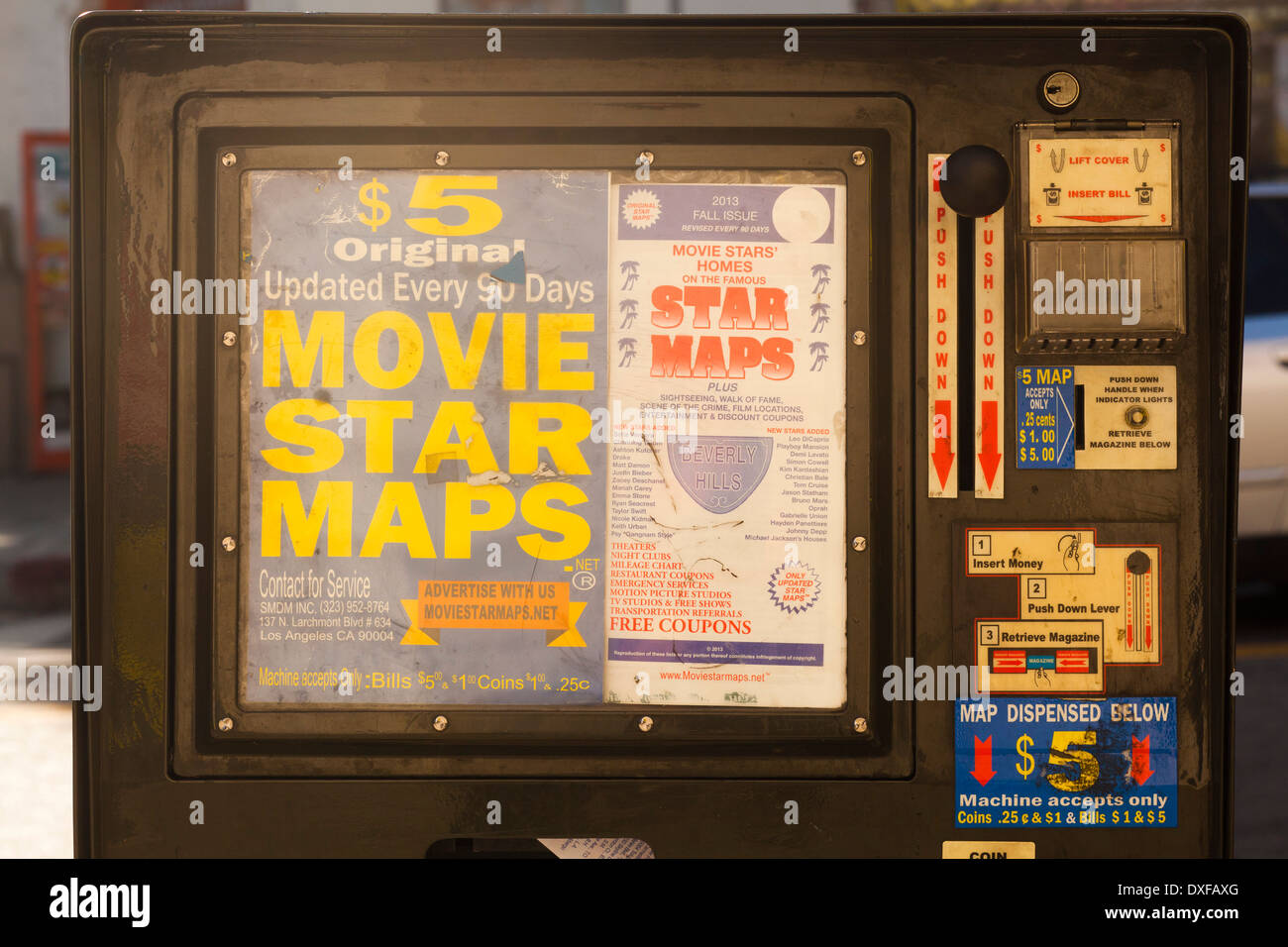 Mapas de las estrellas de cine en un dispensador en Hollywood Boulevard, Los Angeles, California, Estados Unidos de América Foto de stock