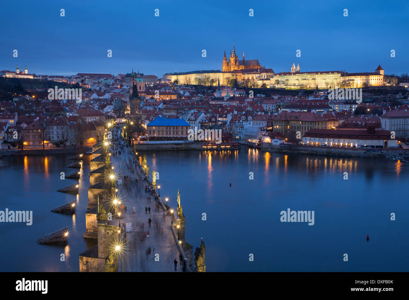 El Puente de Carlos sobre el río Moldava al atardecer con el barrio del Castillo y la Catedral de San Vito, más allá de Praga República Checa Foto de stock