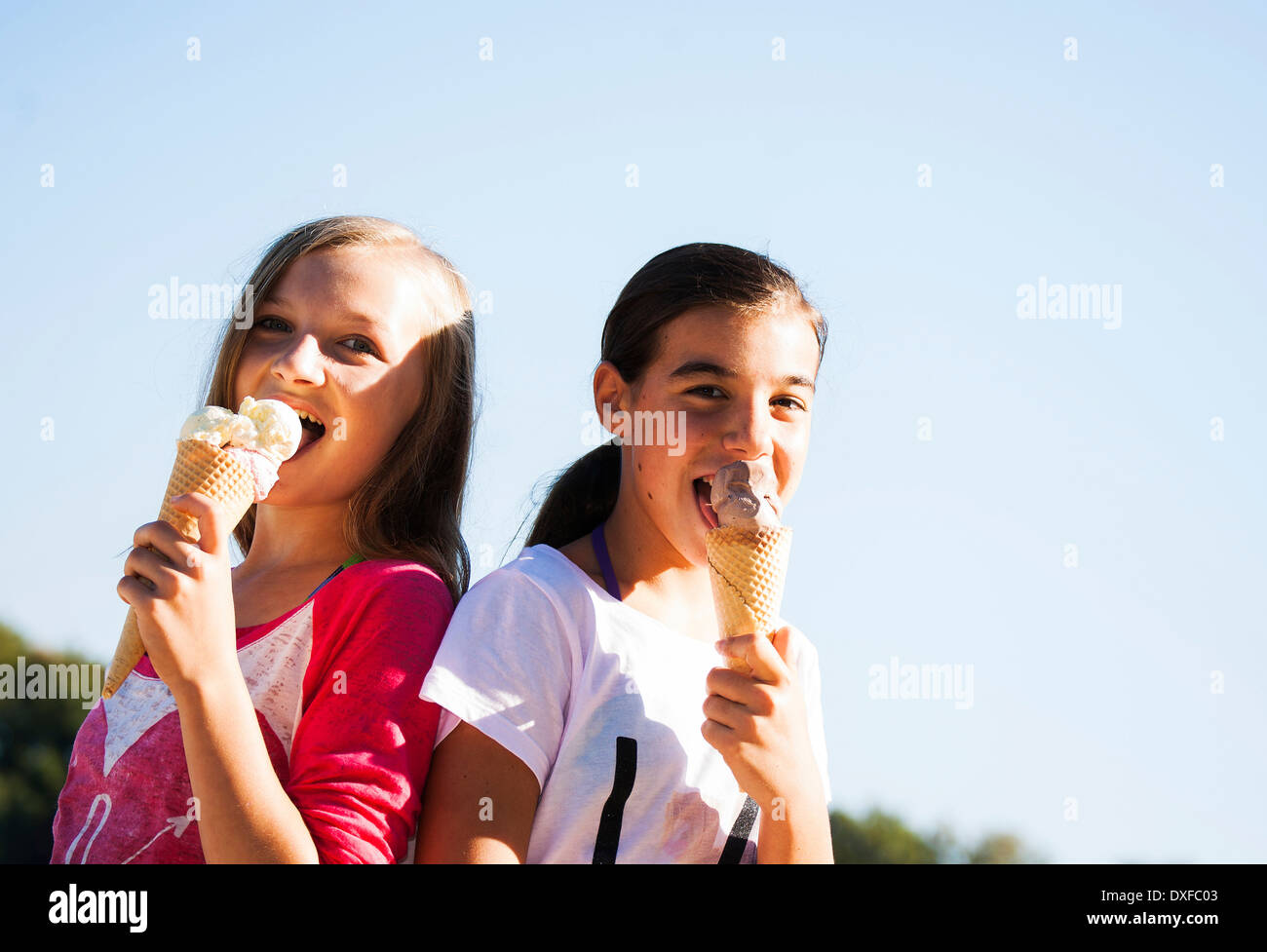 Joven chica rubia lamiendo y comiendo cupcake Fotografía de stock - Alamy