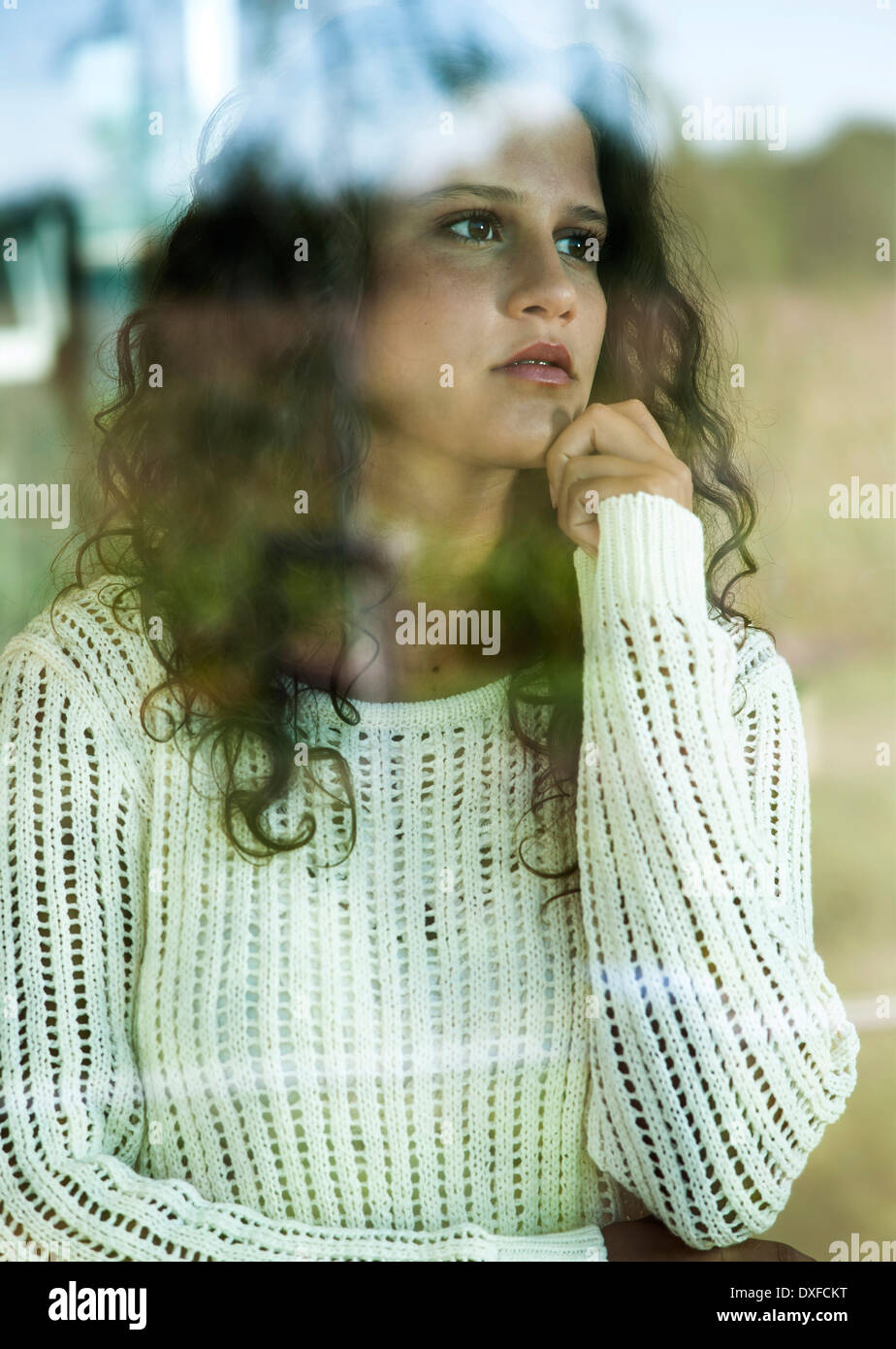 Close-up retrato de adolescente mirando por la ventana, Alemania Foto de stock