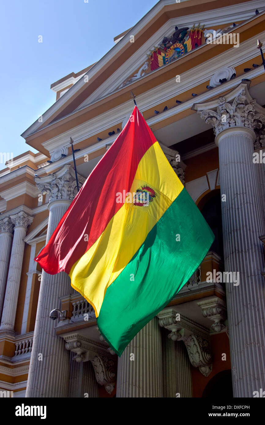 Bandera de Bolivia volar fuera del Ayuntamiento de La Paz en Bolivia. Foto de stock