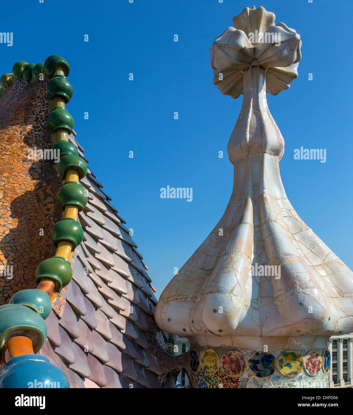 Detalles sobre el tejado de la Casa Batlló de Gaudí en el distrito del Eixample de Barcelona, en la región catalana de España. Foto de stock