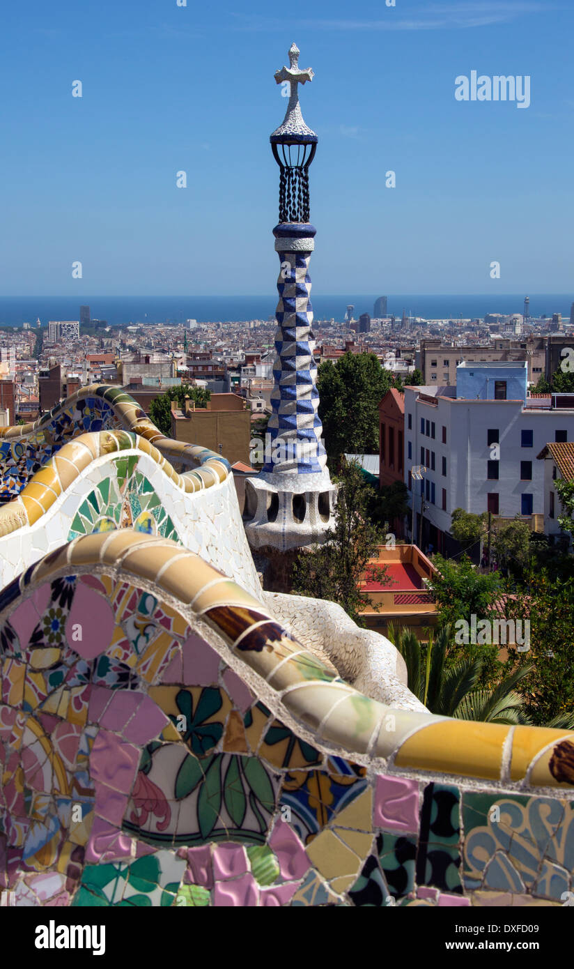 El Parc Güell de Gaudí en Barcelona en la región catalana de España. El parque cubre 20 hectáreas (50 acres) y fue inaugurado en 1922. Foto de stock