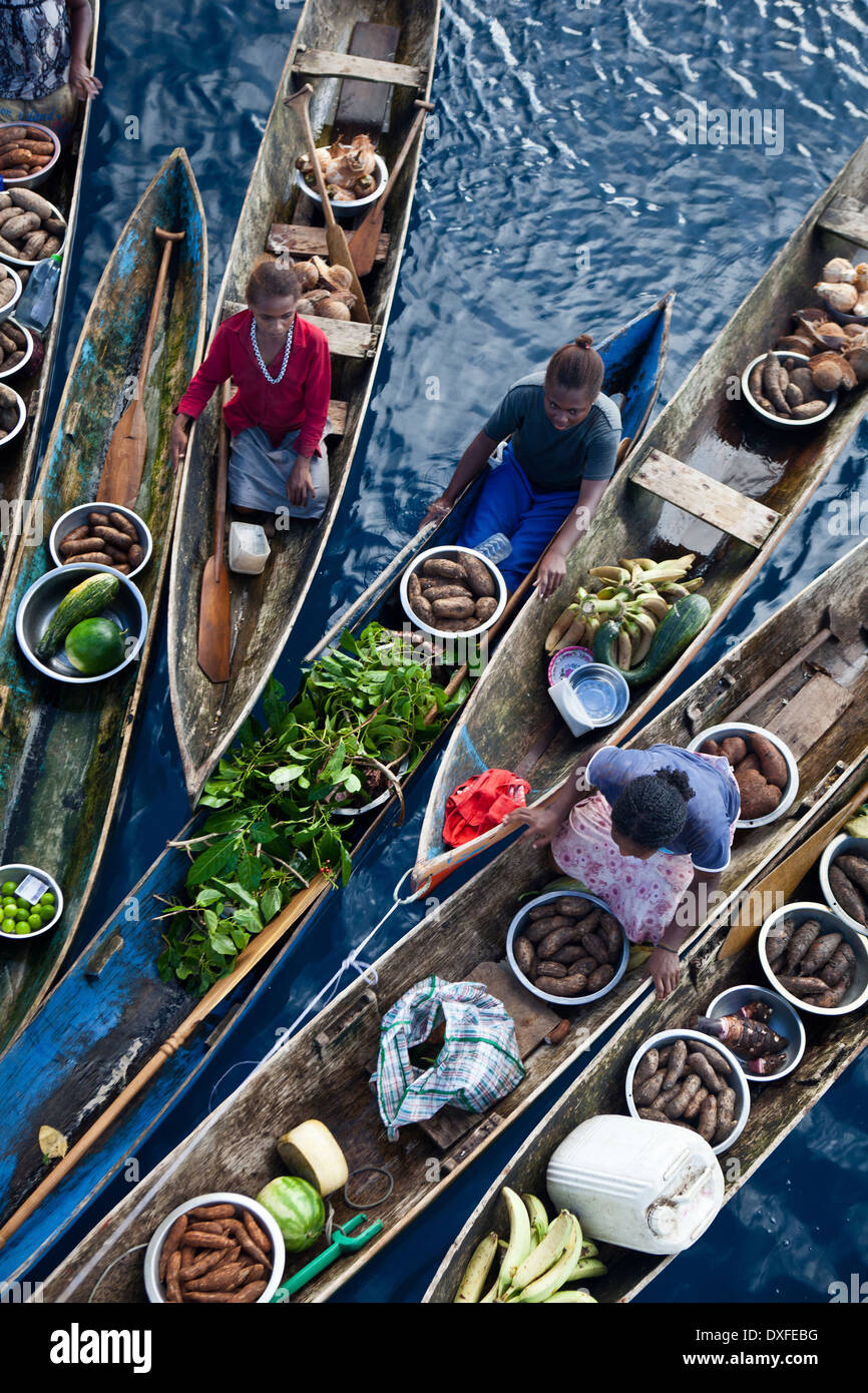 Los nativos selliing productos a un Liveaboard, Melanesia, el Océano Pacífico, las Islas Salomón Foto de stock