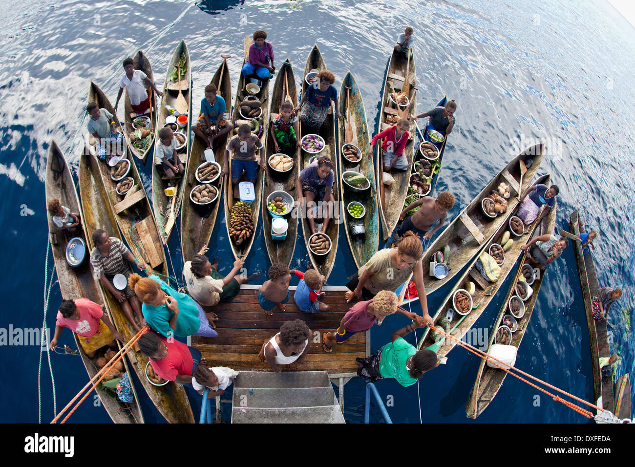 Los nativos selliing productos a un Liveaboard, Melanesia, el Océano Pacífico, las Islas Salomón Foto de stock