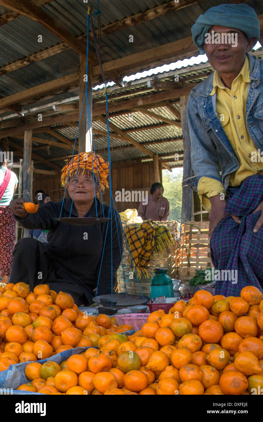En el mercado de Ywama vendiendo naranjas en el Lago Inle en Myanmar (Birmania). Foto de stock