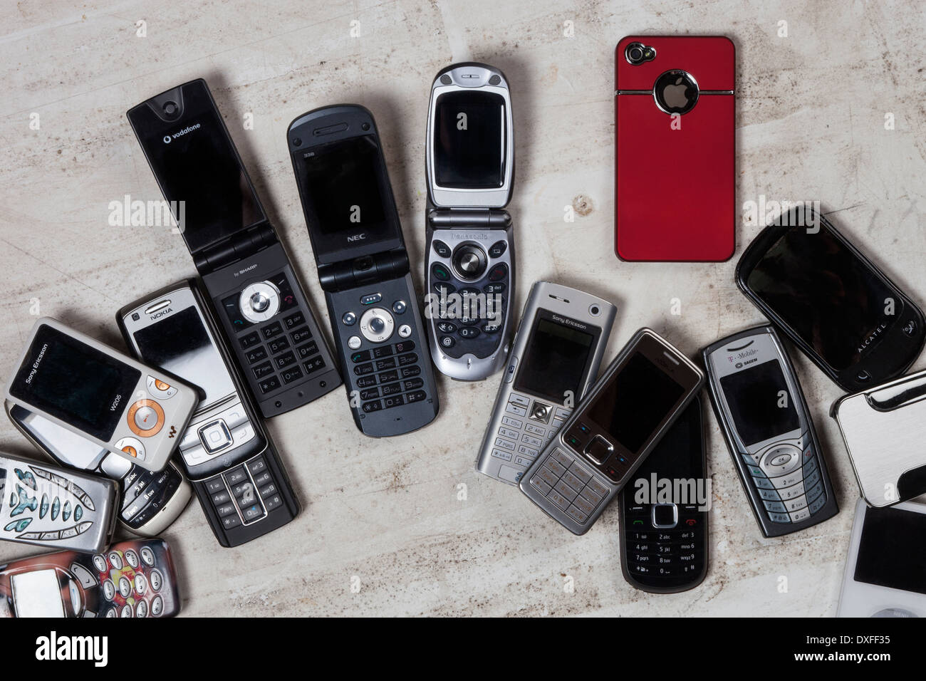 Una selección de viejos teléfonos móviles (celulares Fotografía de stock -  Alamy