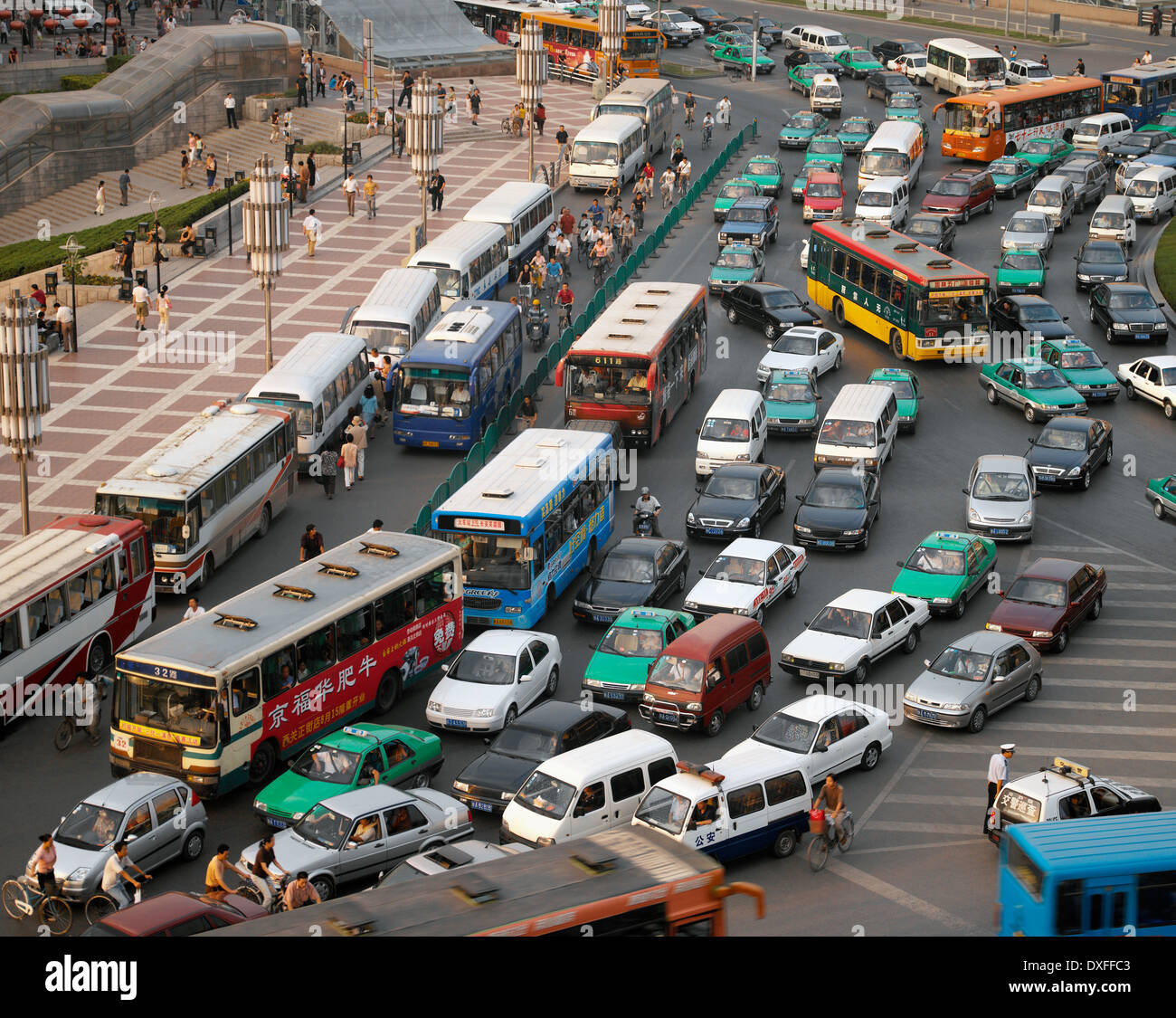 El tráfico pesado en Xian, en la provincia de Shaanxi en la República Popular de China. Foto de stock