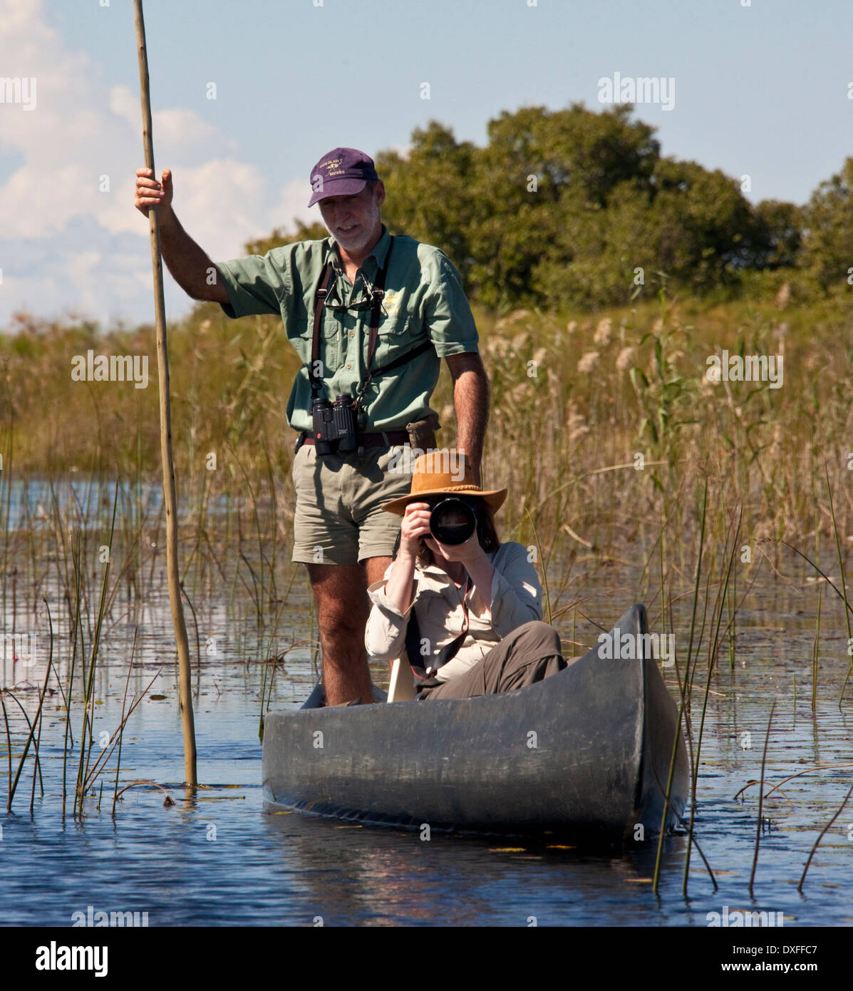 Guía turística y en el Delta del Okavango en Botswana. Foto de stock