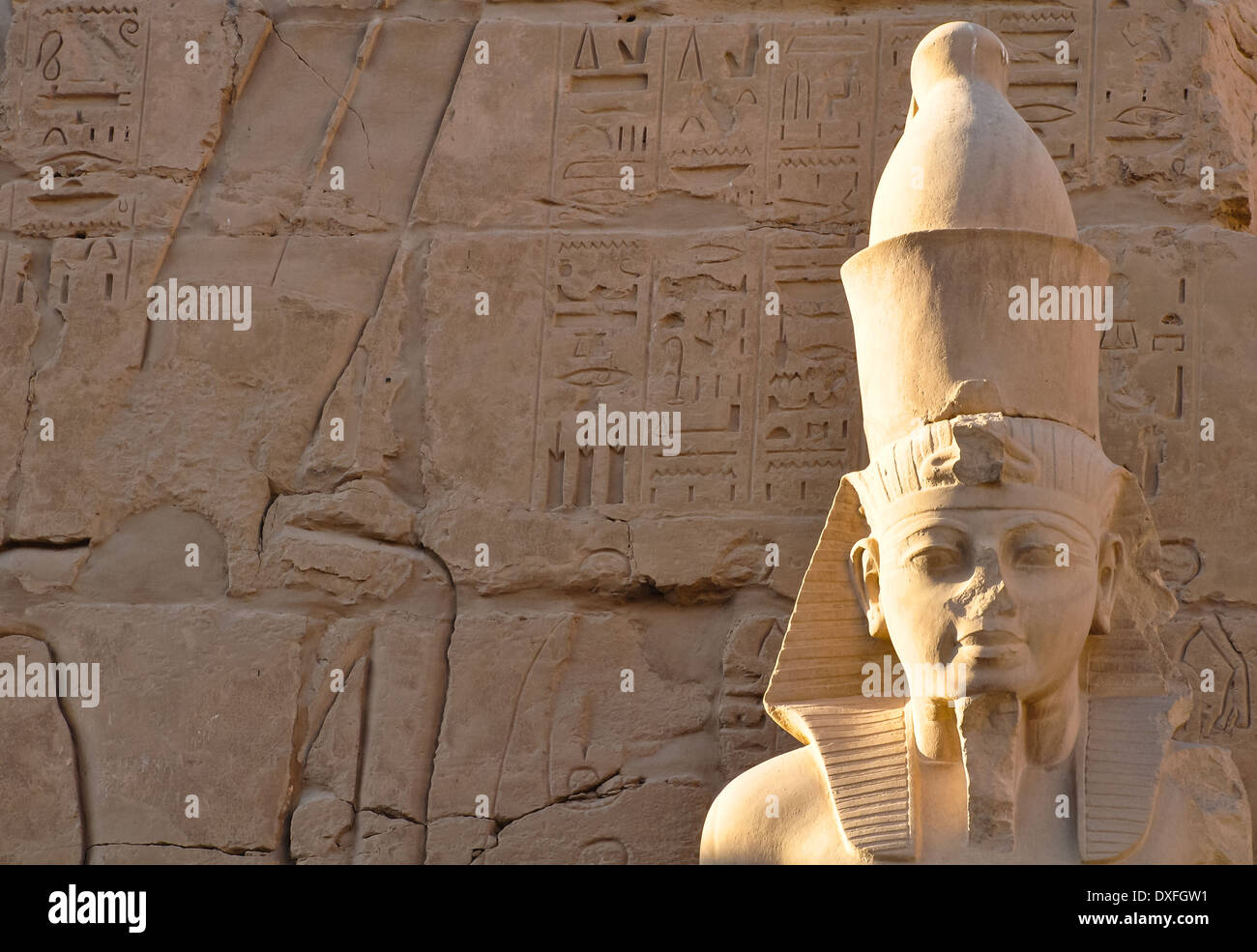 Estatua de rameses al templo de Luxor. Foto de stock
