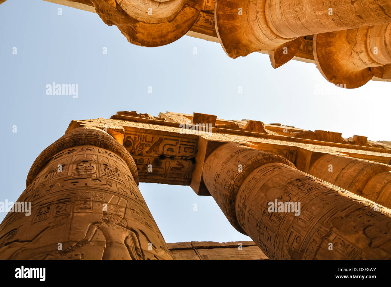 Los pilares de piedra en el templo de Karnak en Luxor, inscritos con jeroglíficos Foto de stock