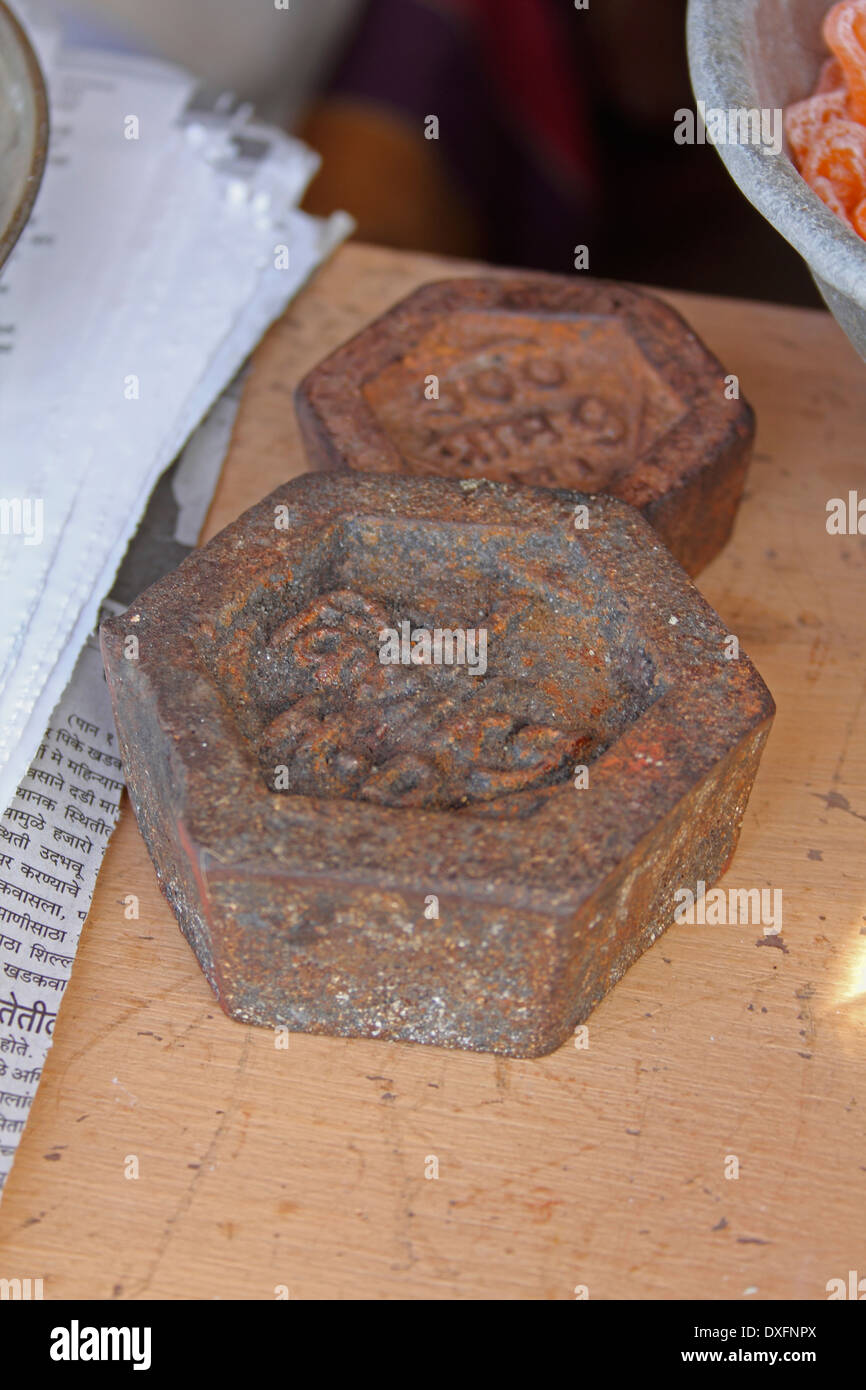 Una antigua kg y 500 mm Peso con forma hexagonal en el mercado indio Foto de stock