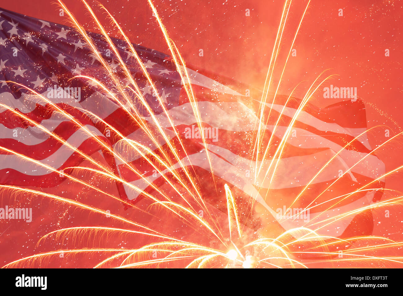 El día de la independencia de los fuegos artificiales sobre la bandera de Estados Unidos Foto de stock