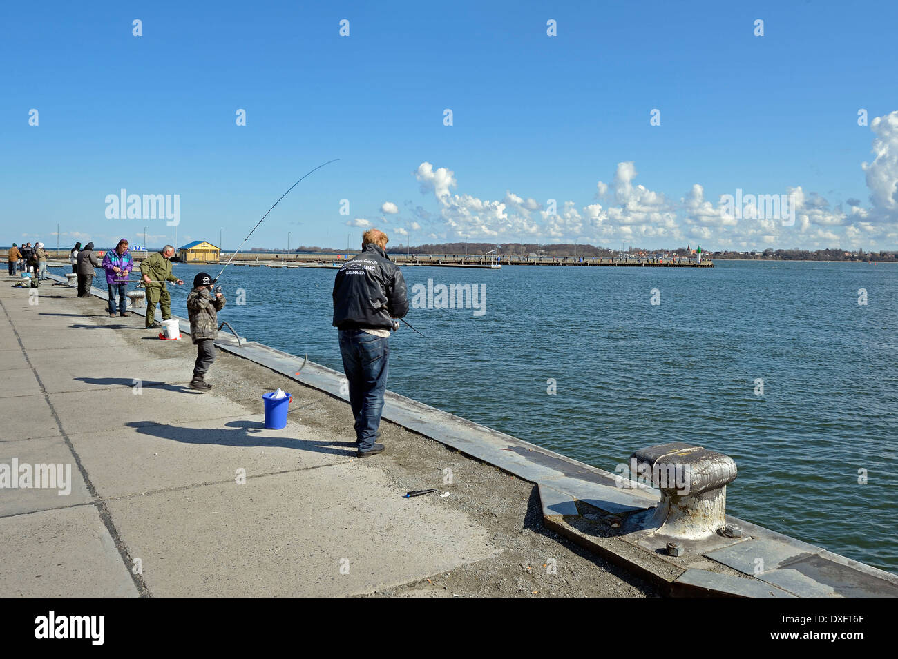 Pescadores en el muelle de pesca de arenque fotografías e imágenes de alta  resolución - Alamy