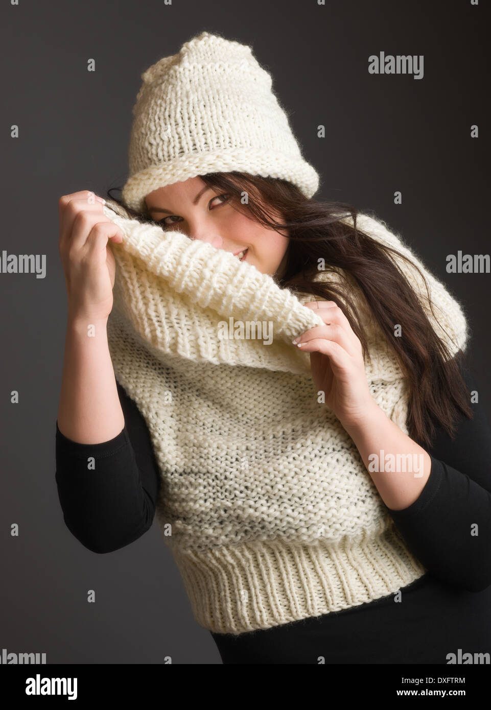Muy feliz a la mujer en un gorro de punto y mitones de lana gris Fotografía  de stock - Alamy