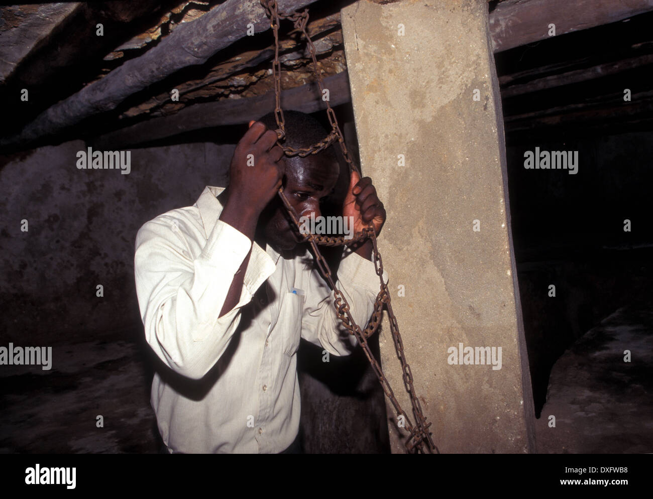 Los esclavos estaban restringidos en cadenas en mazmorras bajo la catedral de la Iglesia de Cristo en Stonetown, Zanzíbar Foto de stock