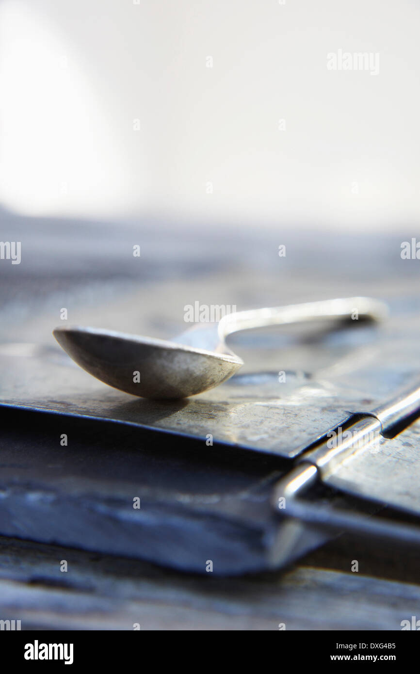 Visión abstracta de cuchara de metal en la pizarra Foto de stock