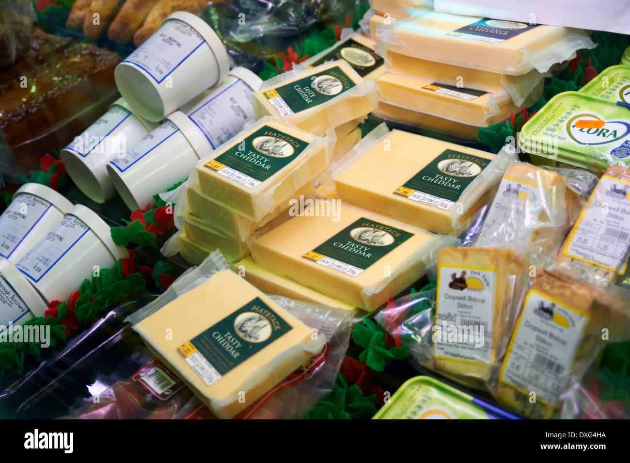 Visualización de productos lácteos refrigerados en la tienda Foto de stock