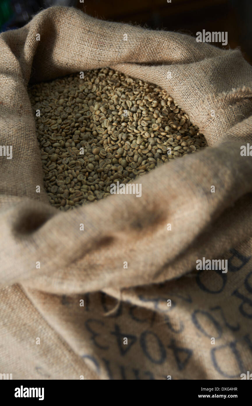 Cerca de granos de café en bolsa Foto de stock