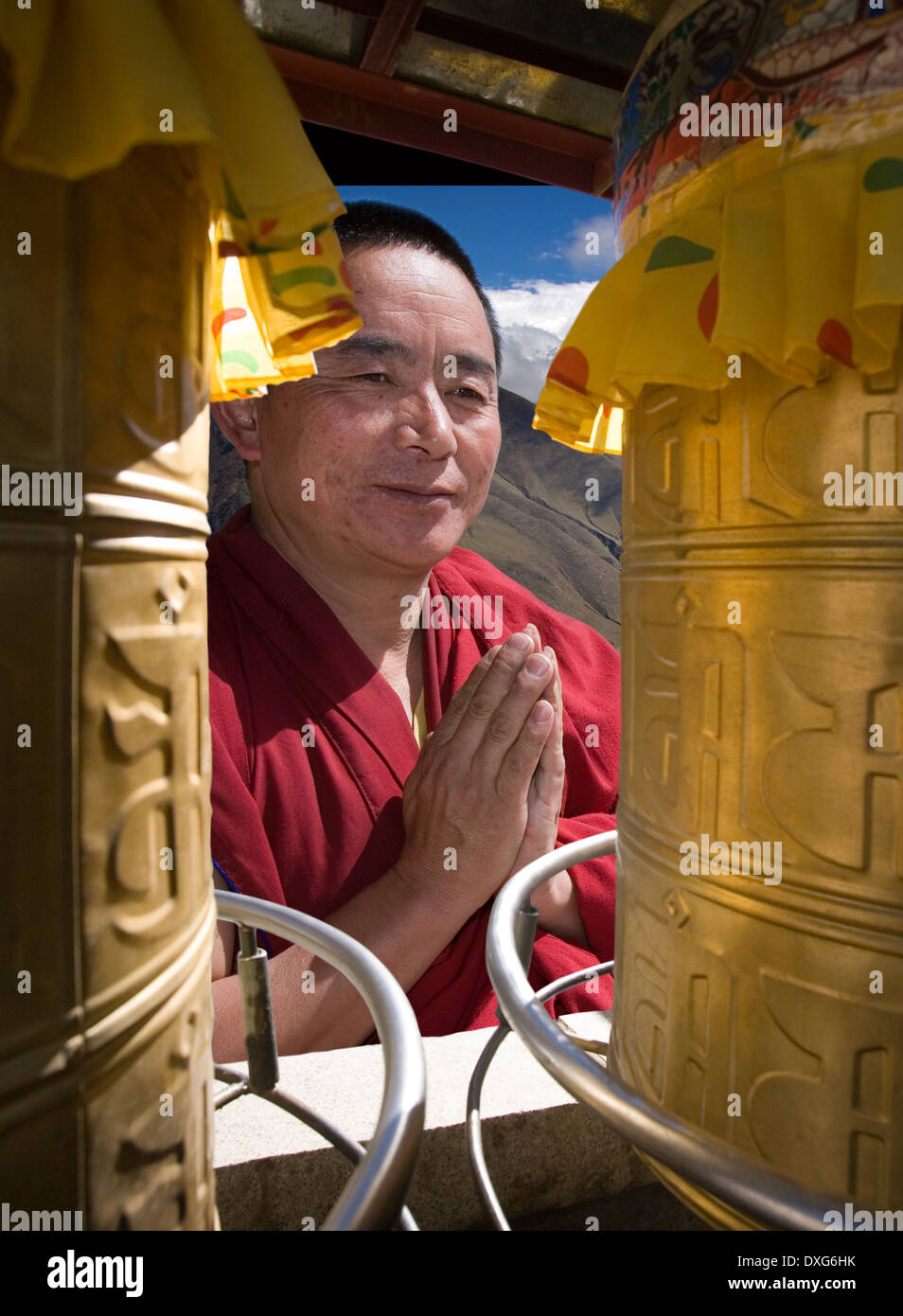 Monje tibetano y preyer ruedas en el Monasterio Ganden en lo alto del Himalaya Foto de stock