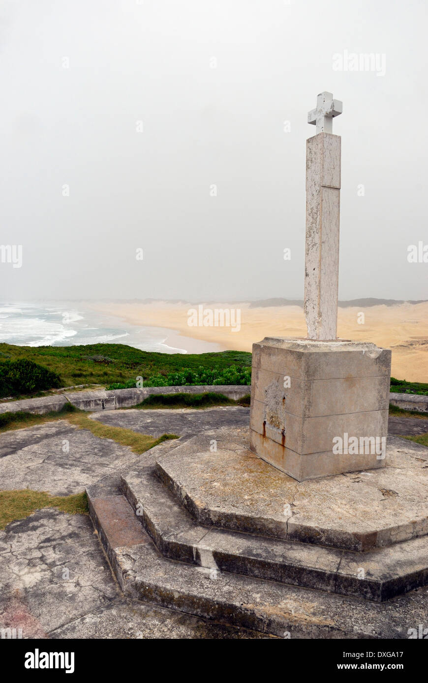 El Díaz Cruz (réplica) erigida por Bartolomeu Dias en 1488, entre la desembocadura y Boknes Bushmans, Eastern Cape, Sudáfrica Foto de stock