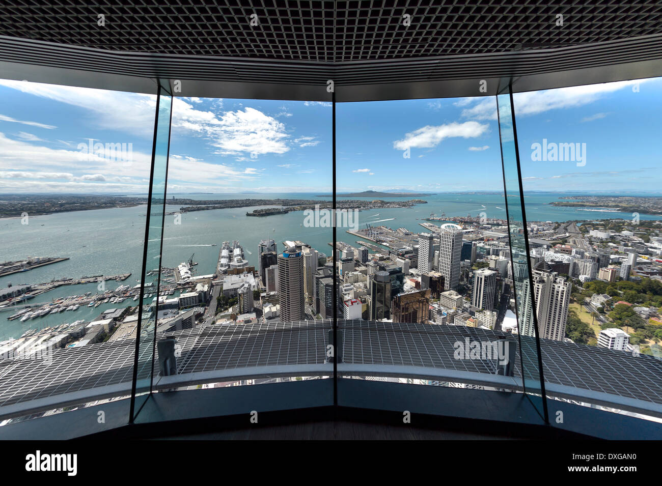 Vista de Auckland desde la Sky Tower, Auckland, Isla del Norte, Nueva Zelanda Foto de stock