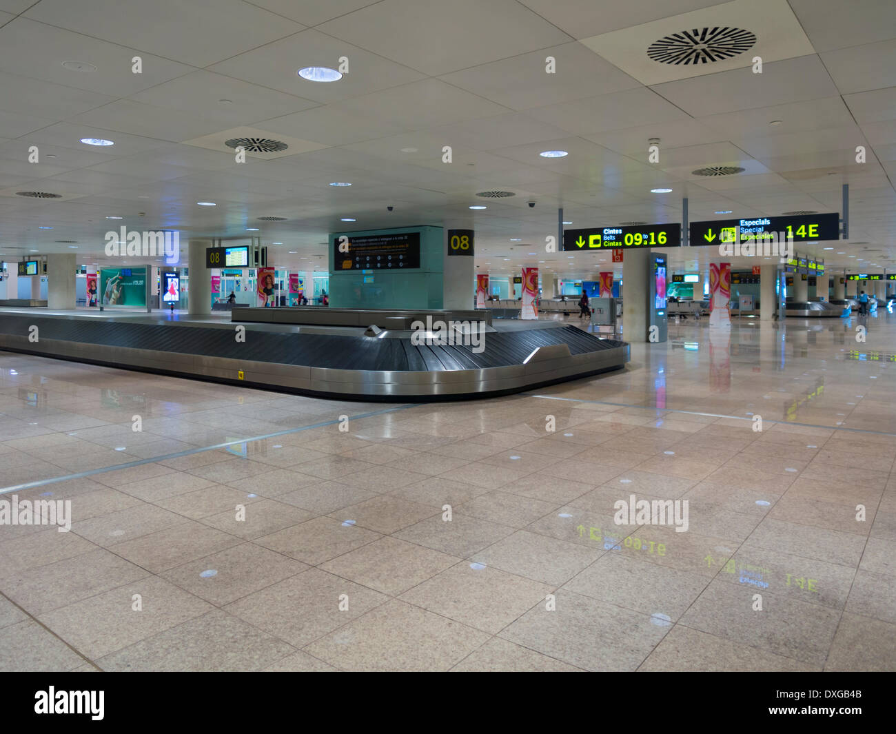 Cinta de equipajes en el aeropuerto de Barcelona, Cataluña, España ​​ Barcelona Fotografía de stock - Alamy