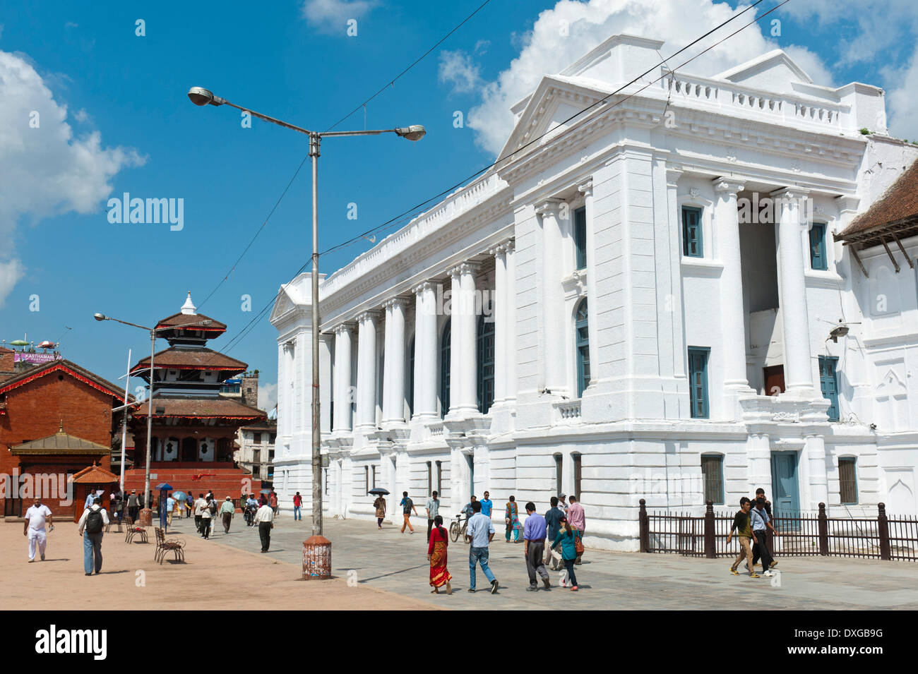 La gente pasea a través de Basantapur Durbar Square, Hanuman Dhoka, antiguo Palacio Real, La Plaza Durbar, tres pisos de la pagoda de Nepal Foto de stock